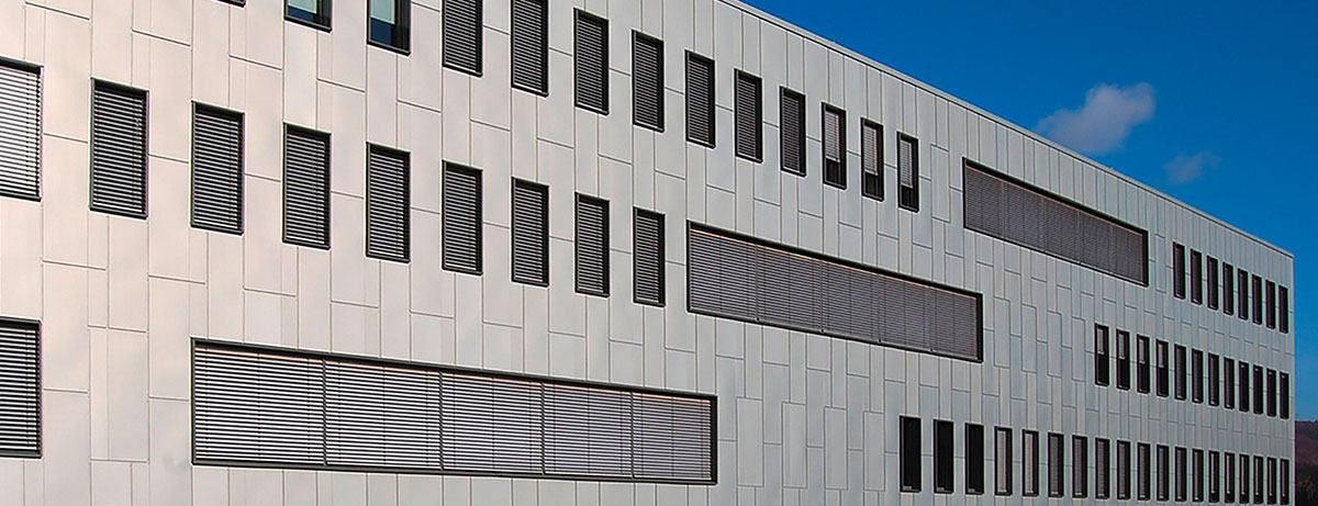  Gebäudefassade mit Dichtsystem für Fenster
